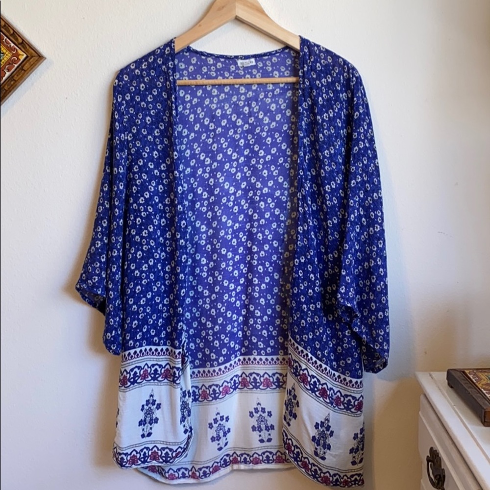 Beautiful lightweight floral open front tunic.